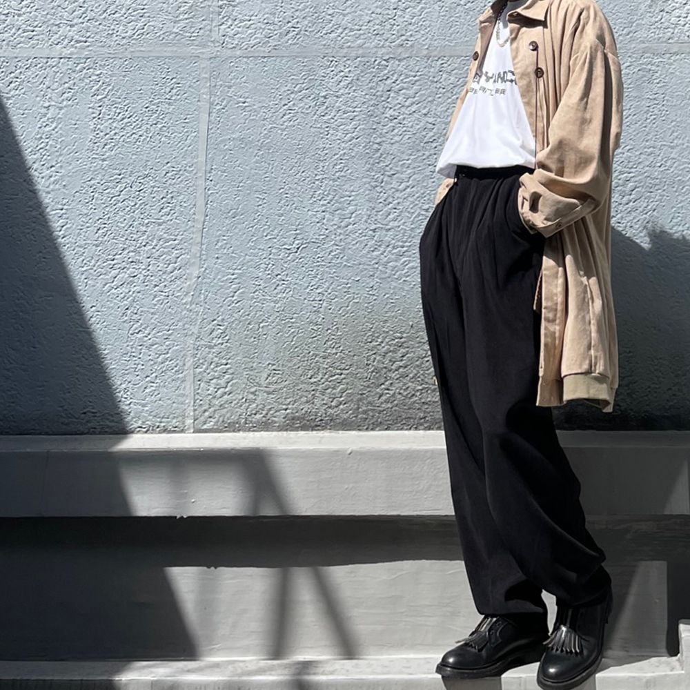 meagratia / eco suede big shirt（ベージュ）の秋から使えるおすすめスタイル