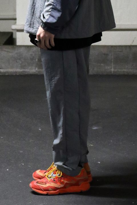 スポーツとミリタリーをミックスした拘りの詰まったアイテムを着用したスタイル