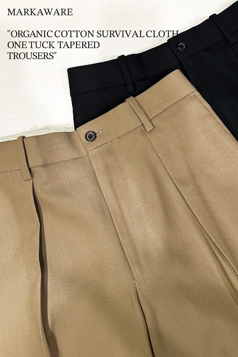 すっきりとした比較的細いシルエット、カジュアルにも綺麗な服装にも合わせることができるパンツをお探しの方にもおすすめの・・MARKAWARE "ORGANIC COTTON SURVIVAL CLOTH ONE TUCK TAPERED TROUSERS"