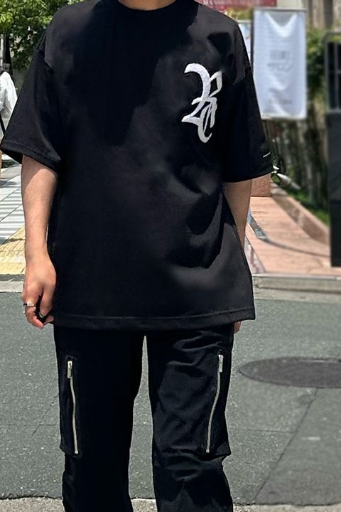 RESOUND CLOTHING、刺繍のRCロゴがワンポイントのTシャツスタイル