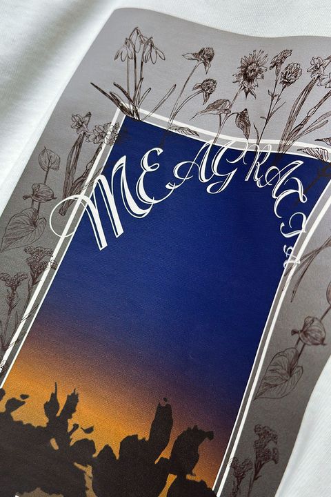 フロントのシーズンテーマをイメージしたグラフィックがアクセントに、meagratiaの新作カットソー”Print L/S Tee”が入荷いたしました。