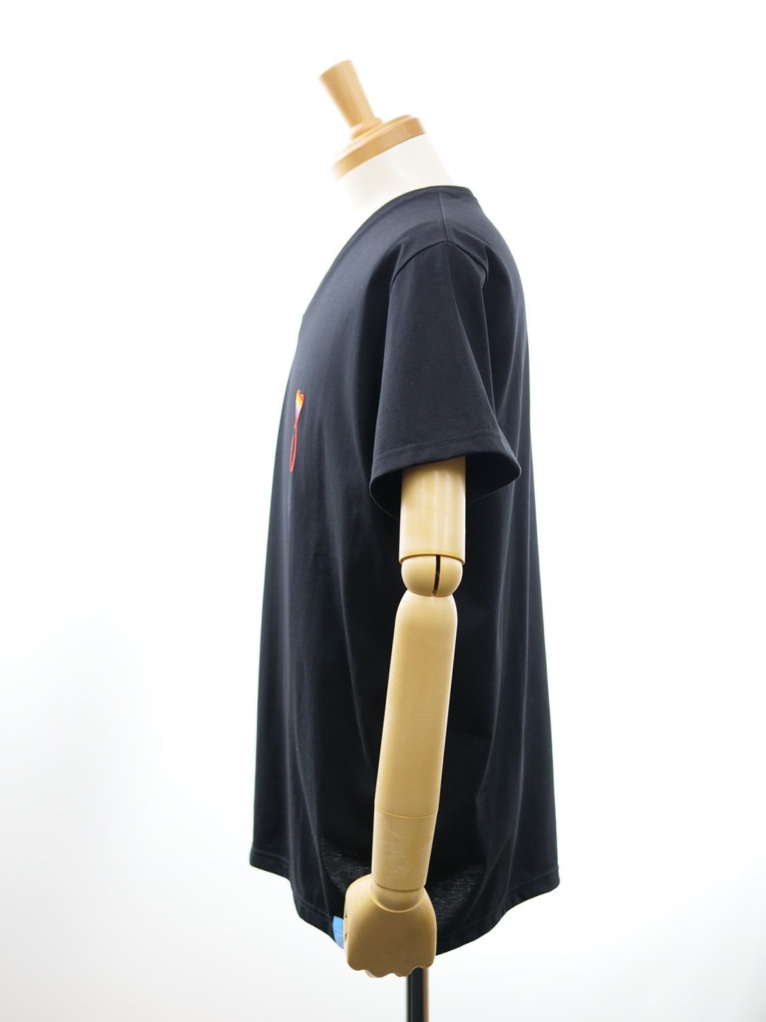 【パリジャンに大人気】 フランスブランド / VネックTシャツ / ブラック /  ハート刺繍 / 高級素材 / インド超長綿使用 / レギュラーフィット