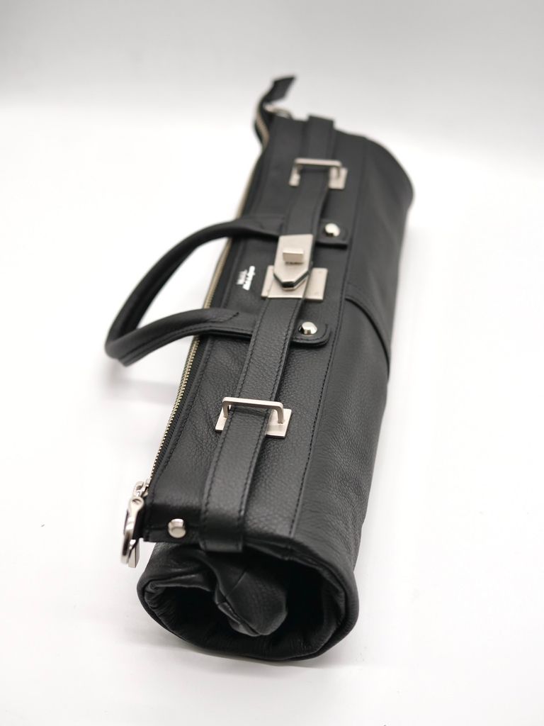 コンパクトに折りたためるヘルメットバッグ