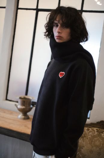 【パリで愛される】PARISブランド /  ハートワンポイント / WOOLブレンド / ユニセックス / セーター