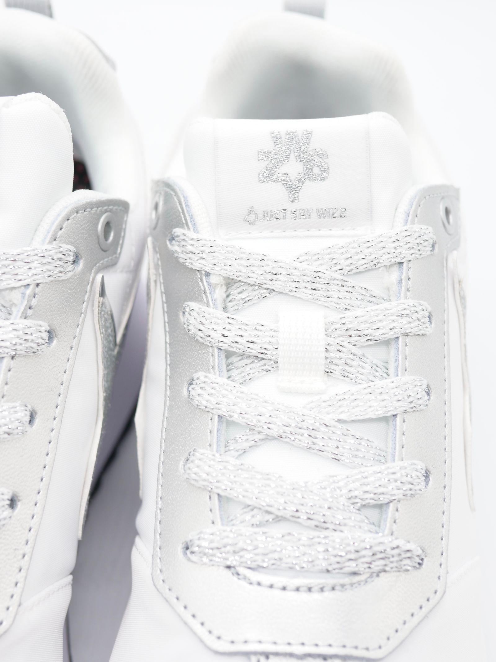 【希少レディース 】KIS-W  SILVER ×  WHITE / ローカットスニーカー「スウェード×ナイロン×パテントの異素材コンビネーション」