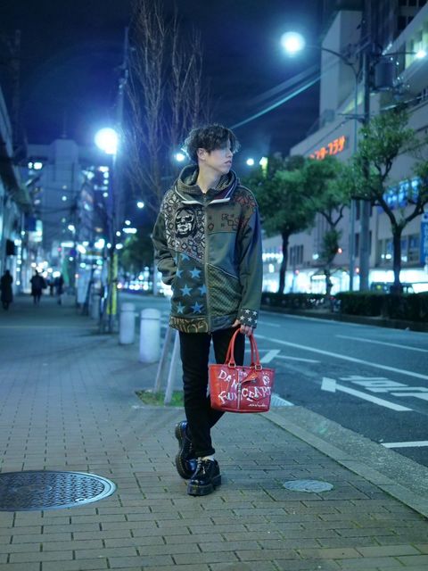 相反する素材をミックスしたハイブリッドなデザインが特徴的