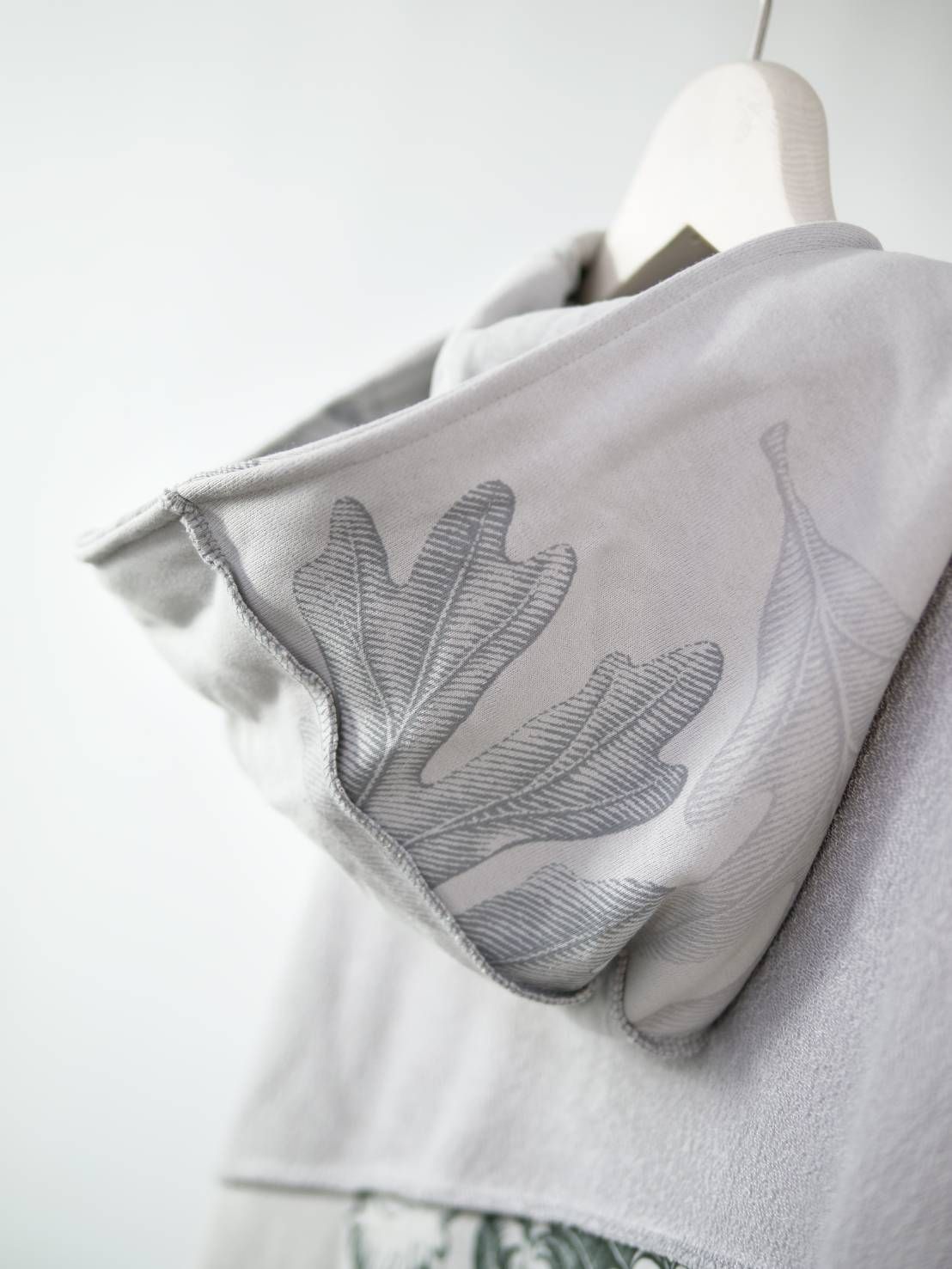 【40代からの大人ZIPパーカー】 立体パズル構造 × 異素材デザインで差がつく、品格カジュアル