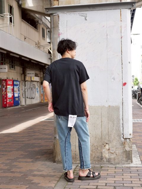 黒T × 明るめデニムで、夏を軽やかに楽しむ