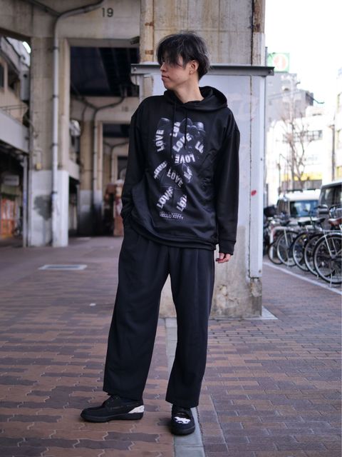 40代からのブラックコーデ術｜キャラクターで崩す上品カジュアルスタイル