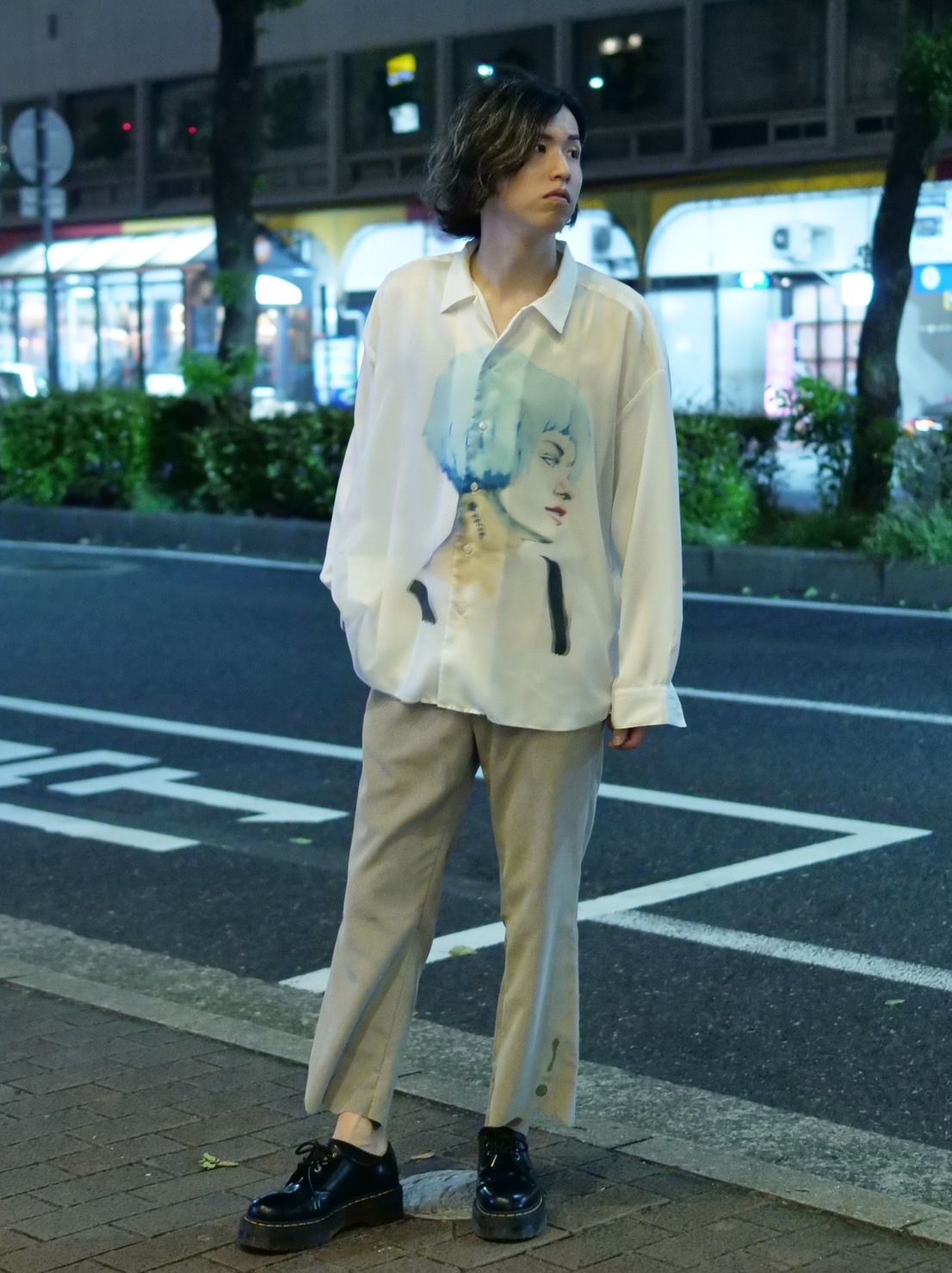 唯一無二のアート性が光るオーバーサイズシャツでコーディネート