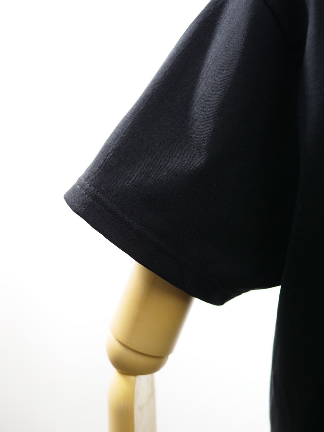 【パリジャンに大人気】 フランスブランド / VネックTシャツ / ブラック /  ハート刺繍 / 高級素材 / インド超長綿使用 / レギュラーフィット