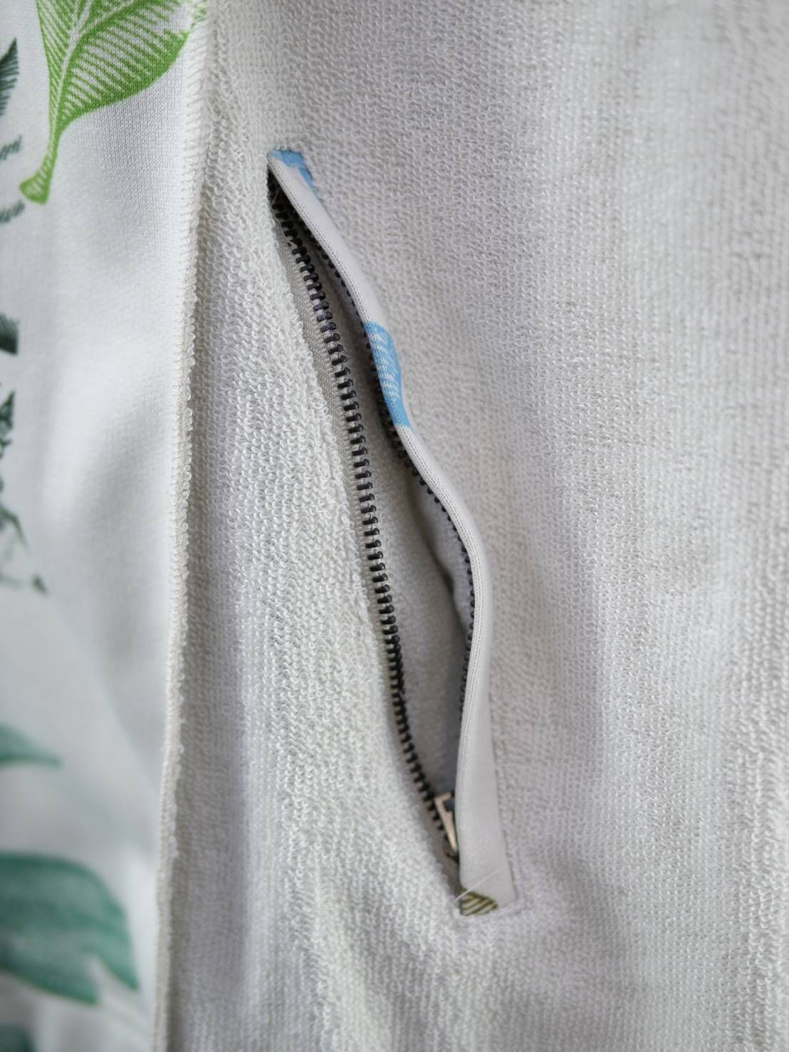 【40代からの大人ZIPパーカー】 立体パズル構造 × 異素材デザインで差がつく、品格カジュアル