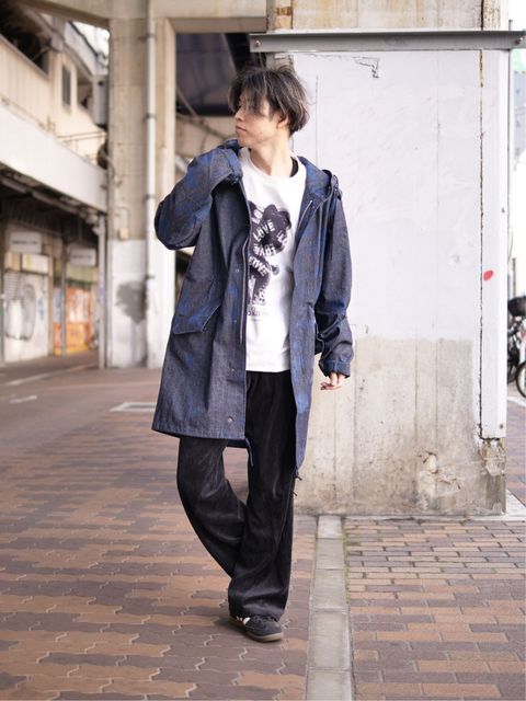 40代からのアートモッズコートコーデ｜デニムで差をつける大人のYラインスタイル