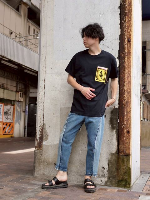 黒T × 明るめデニムで、夏を軽やかに楽しむ
