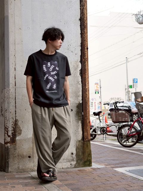 大人が着用する「アートなKITTY」
