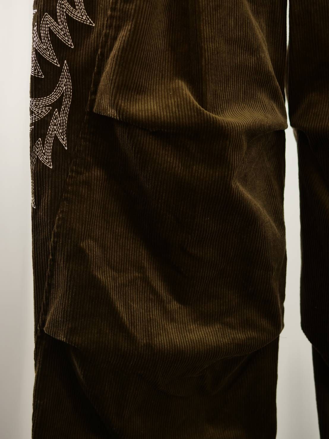 立体裁断×ミリタリー / ANOVALDAY コーデュロイパンツ / ウエスタンモチーフ刺繍 /  大人の秋冬スタイル