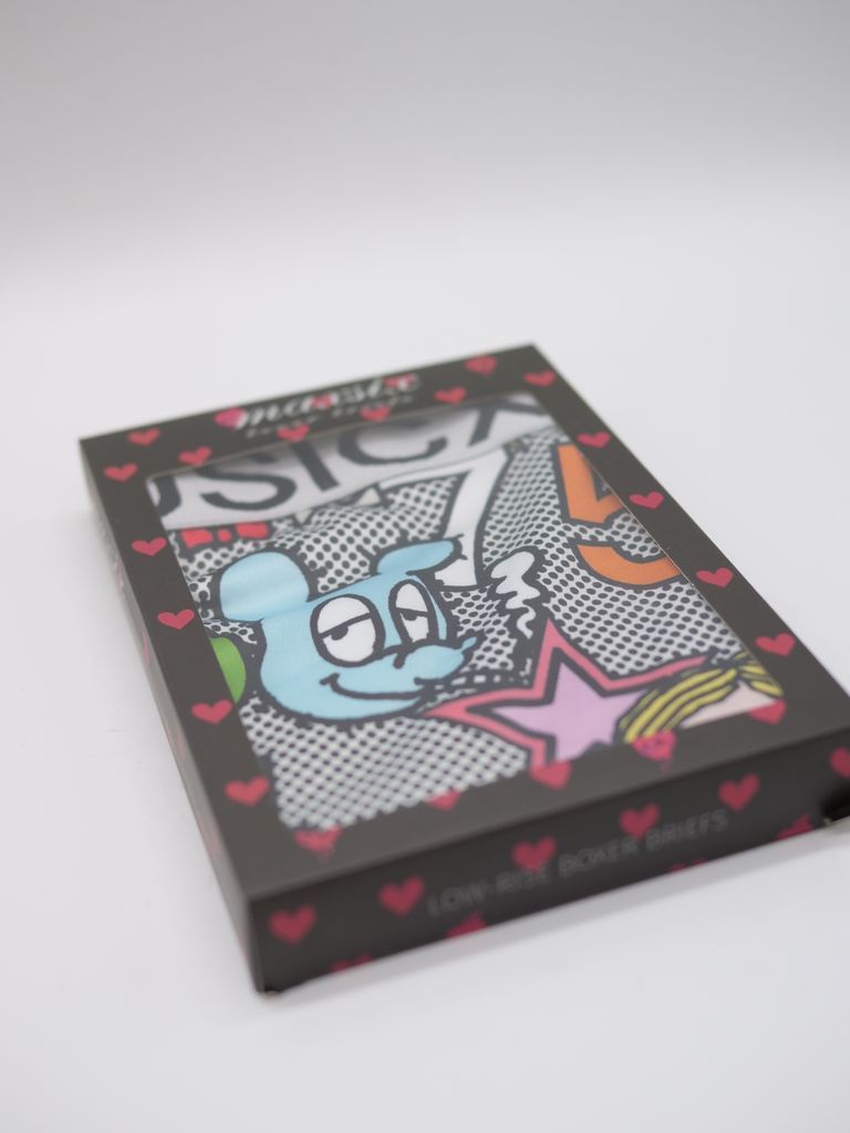 専用のポーチか専用のBOXどちらかでお届けいたします。