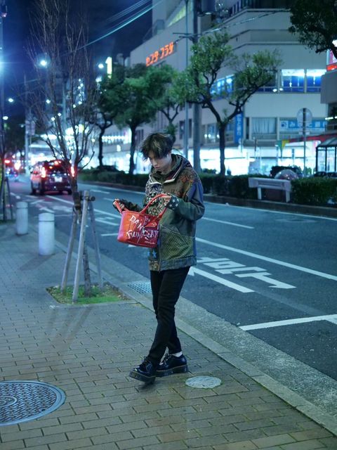 相反する素材をミックスしたハイブリッドなデザインが特徴的