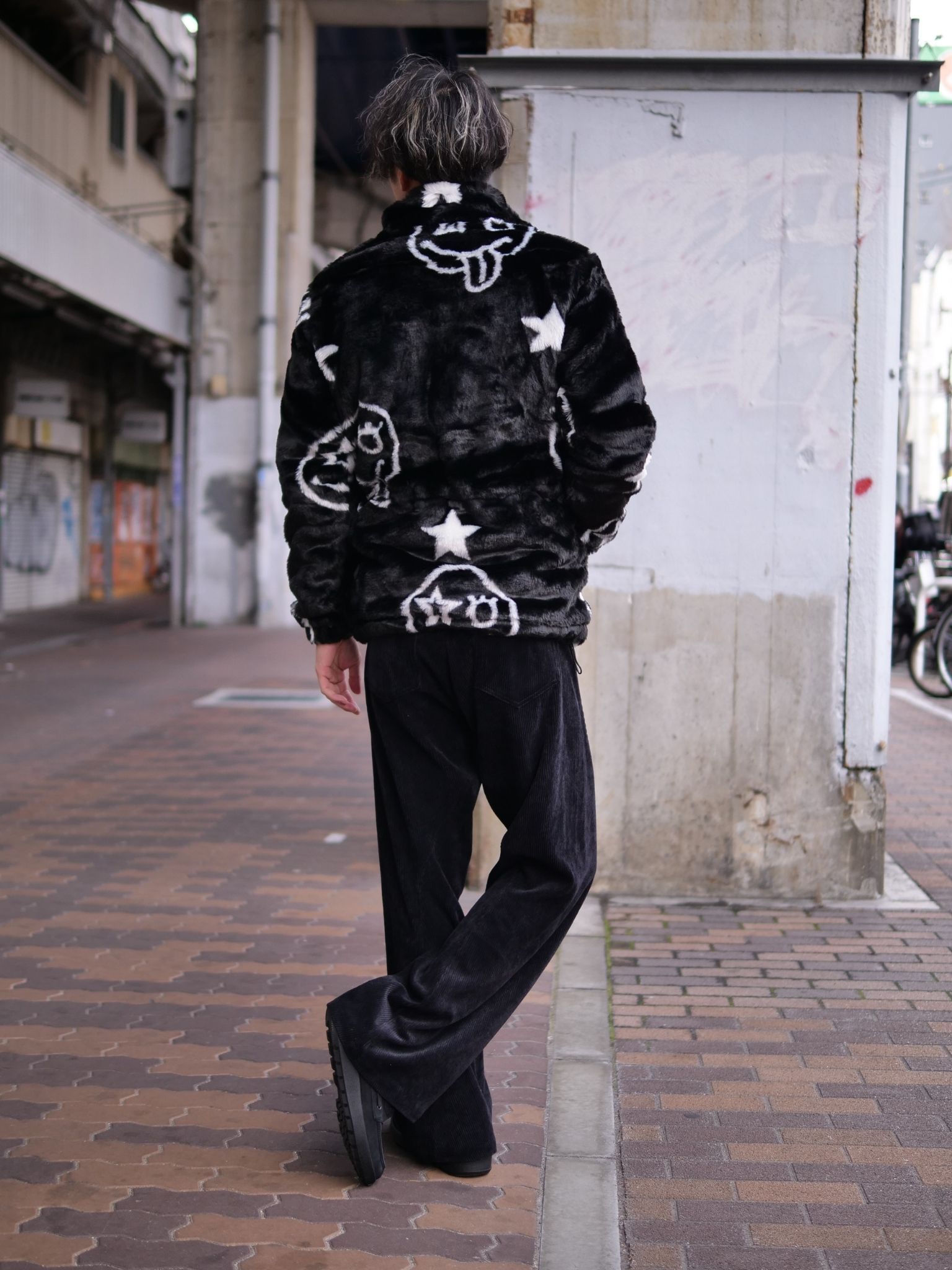 【40代からのモノトーンアートアウター】 派手なのに上品。MAXSIXが提案する“大人の主役アウター”