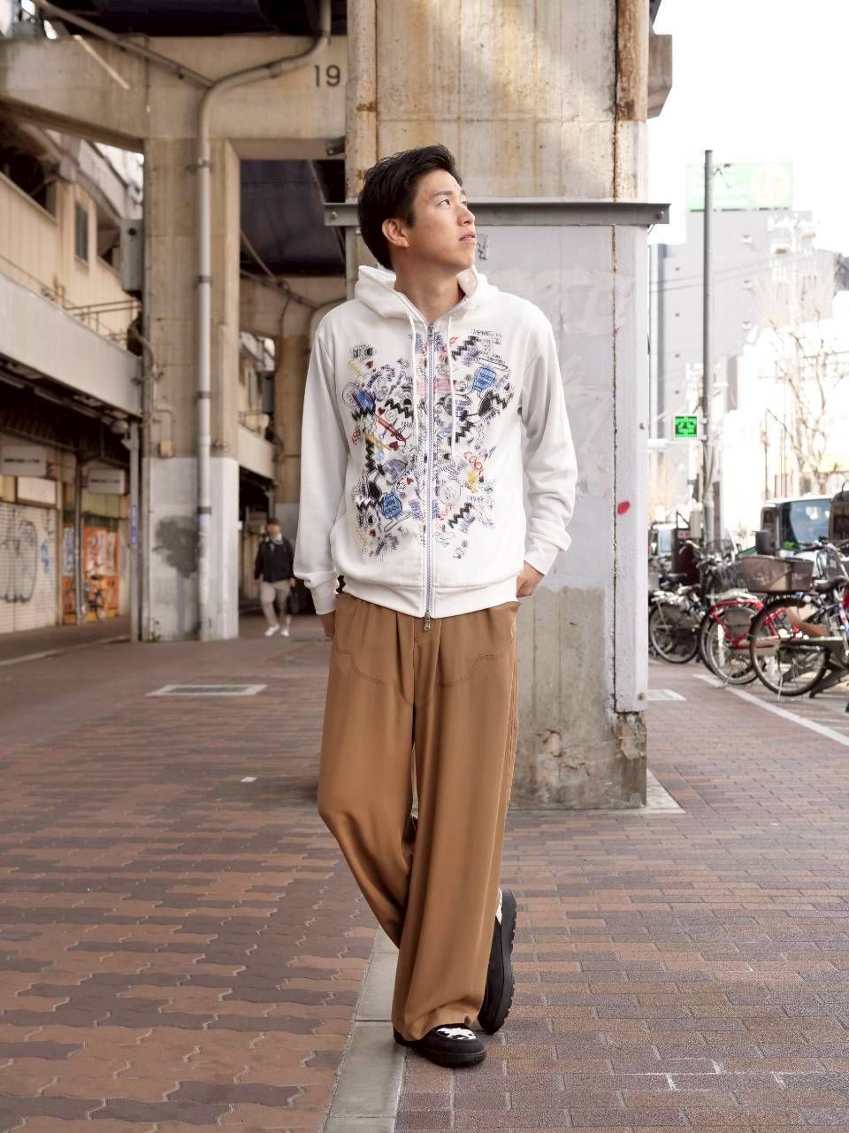 【白×ベージュでつくる、大人の余裕スタイル】