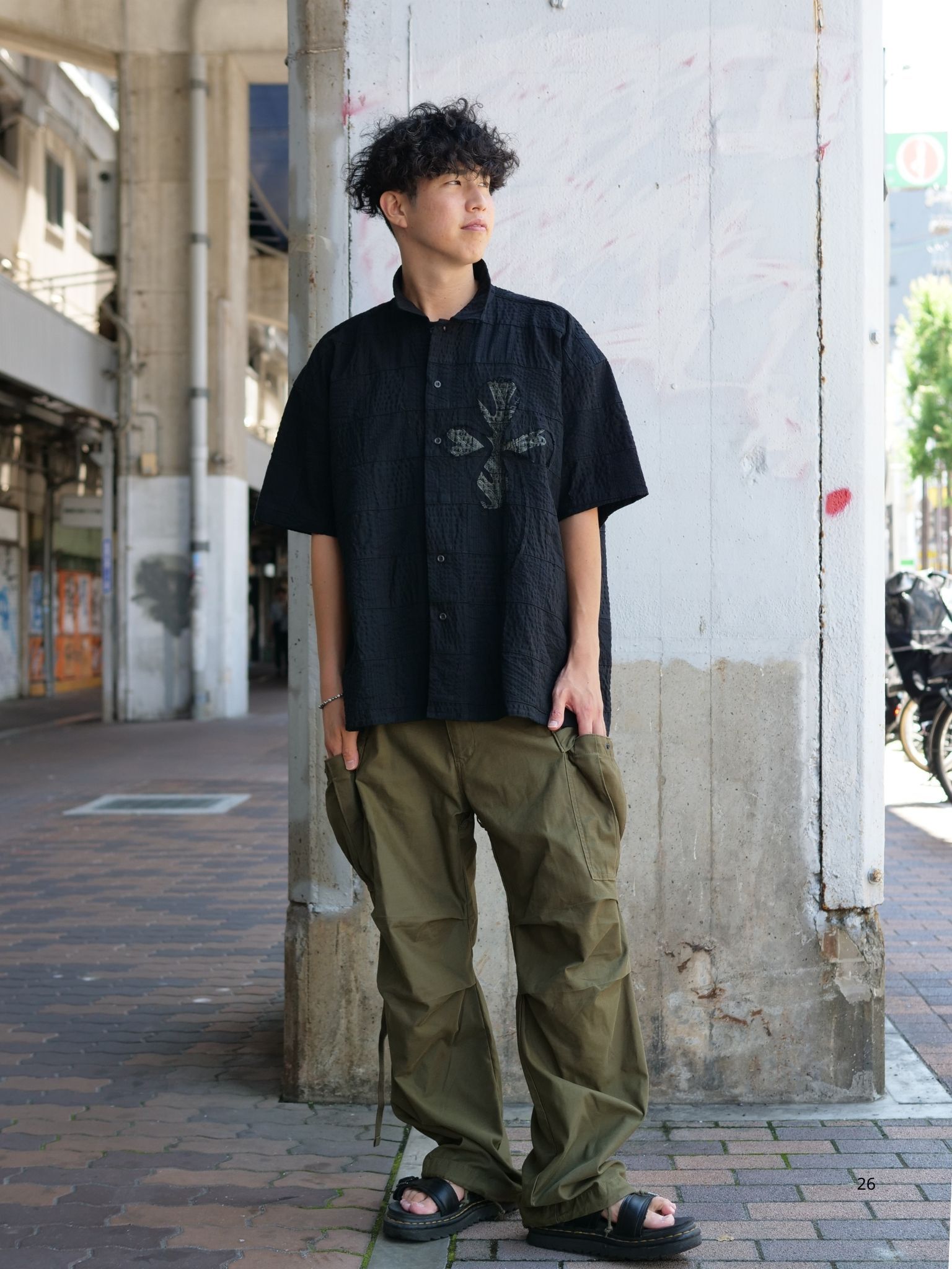 大人は武骨な“カーゴパンツ”を、品よく着こなす。
