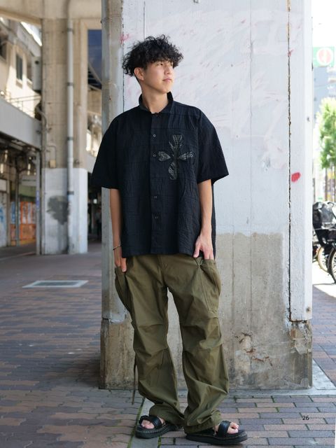 大人は武骨な“カーゴパンツ”を、品よく着こなす。