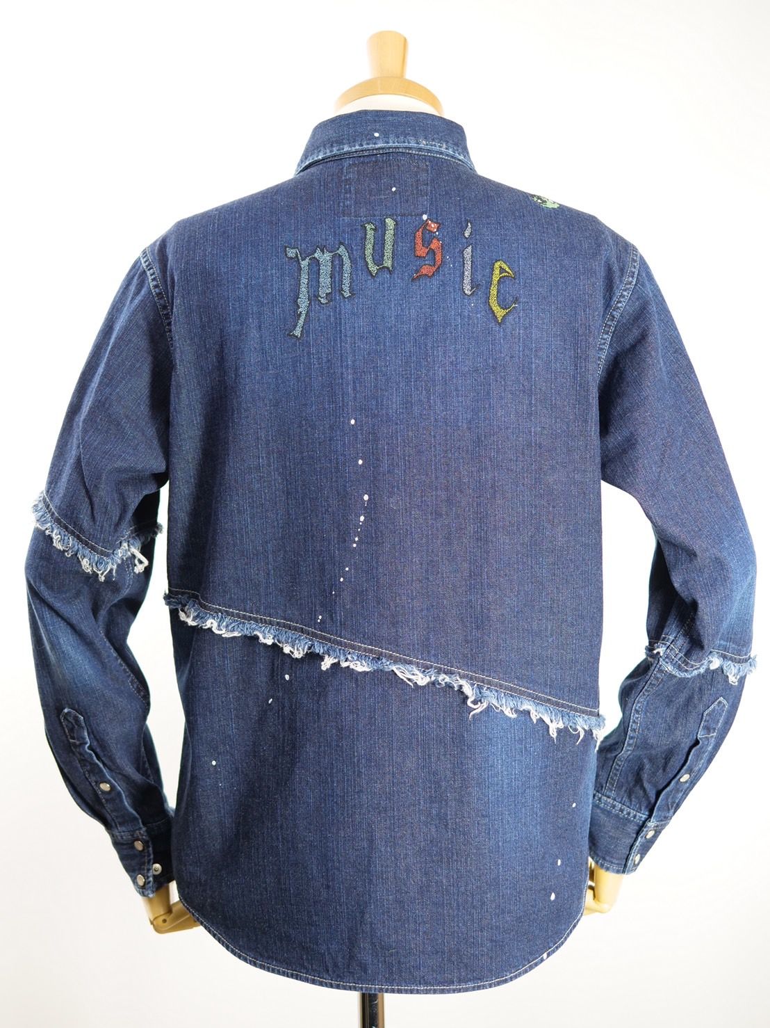 【独特なカッティングが目を惹く】UNISEX / DENIM SHIRT / 刺繍デザイン / デニム素材 / ハンドペイント / ハンドメイド