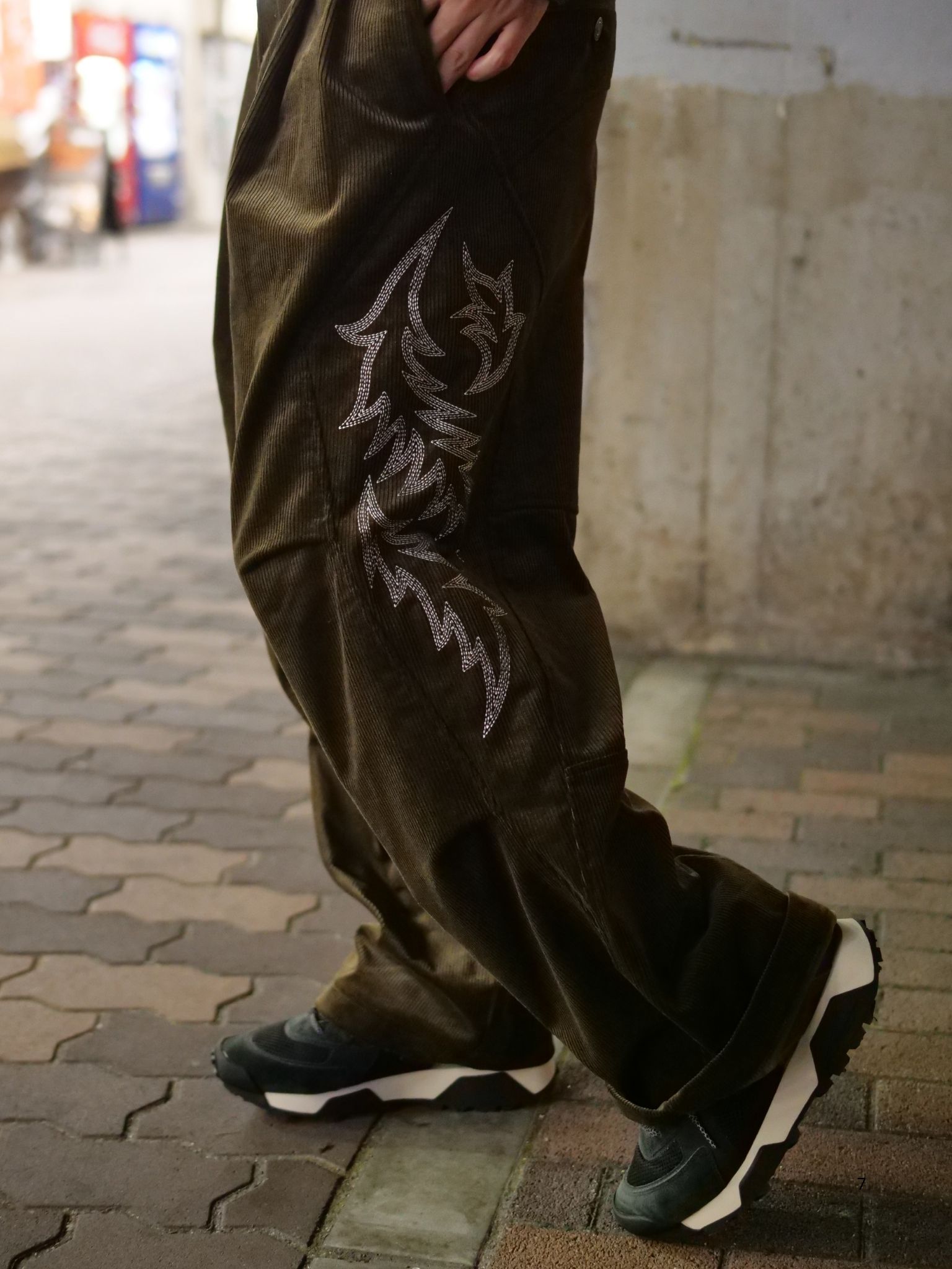 立体裁断×ミリタリー / ANOVALDAY コーデュロイパンツ / ウエスタンモチーフ刺繍 /  大人の秋冬スタイル