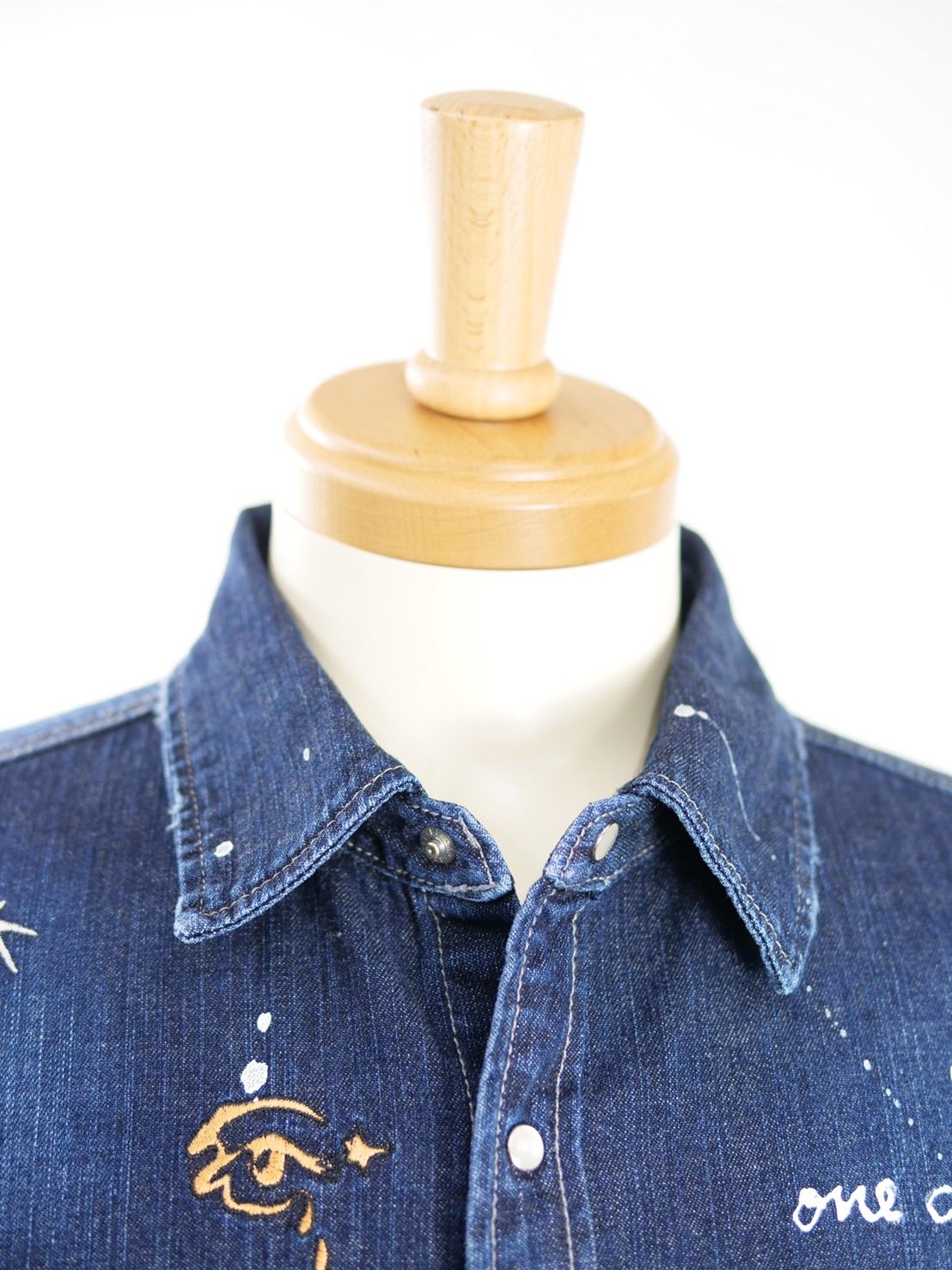 【独特なカッティングが目を惹く】UNISEX / DENIM SHIRT / 刺繍デザイン / デニム素材 / ハンドペイント / ハンドメイド