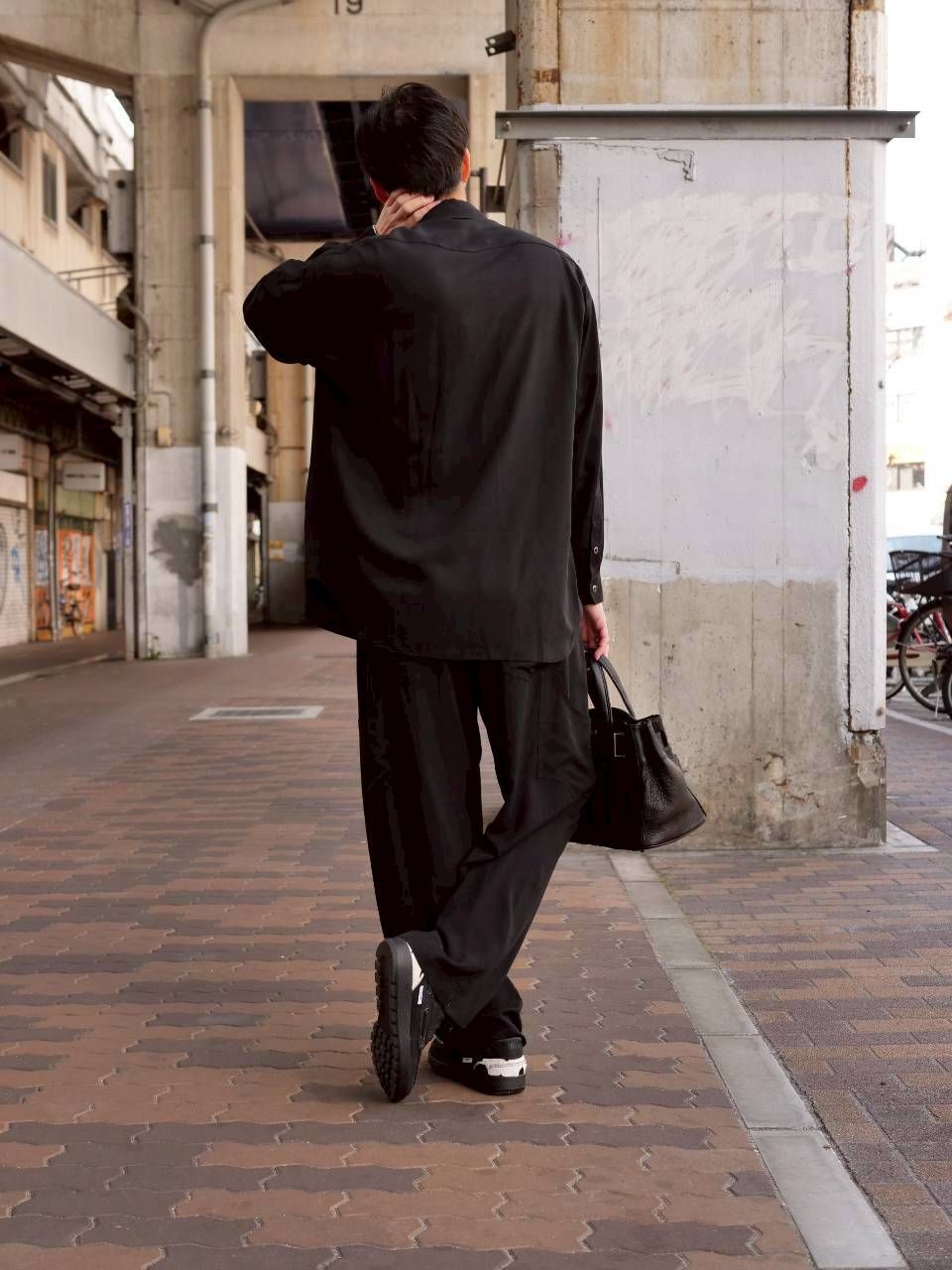 【大人を格上げする黒セットアップ｜リラックス×上質で魅せる洗練スタイル】