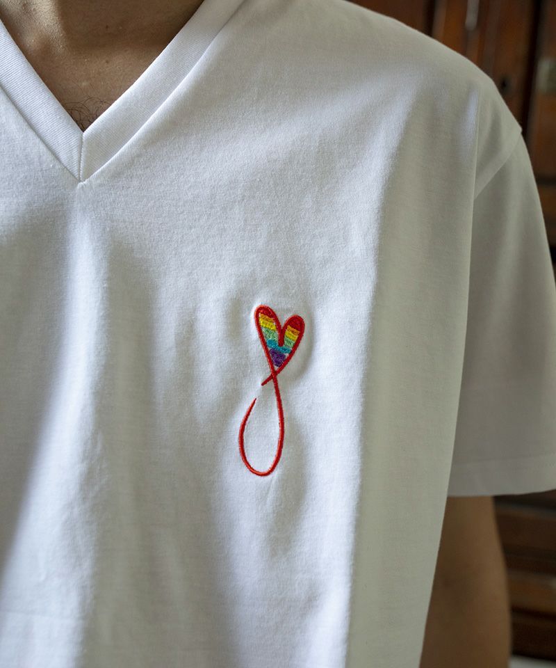 【パリジャンに大人気】 フランスブランド / VネックTシャツ / ホワイト /  ハート刺繍 / 高級素材 / インド超長綿使用 / レギュラーフィット
