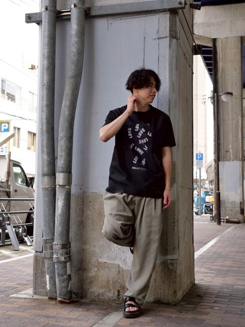 大人が着用する「アートなKITTY」
