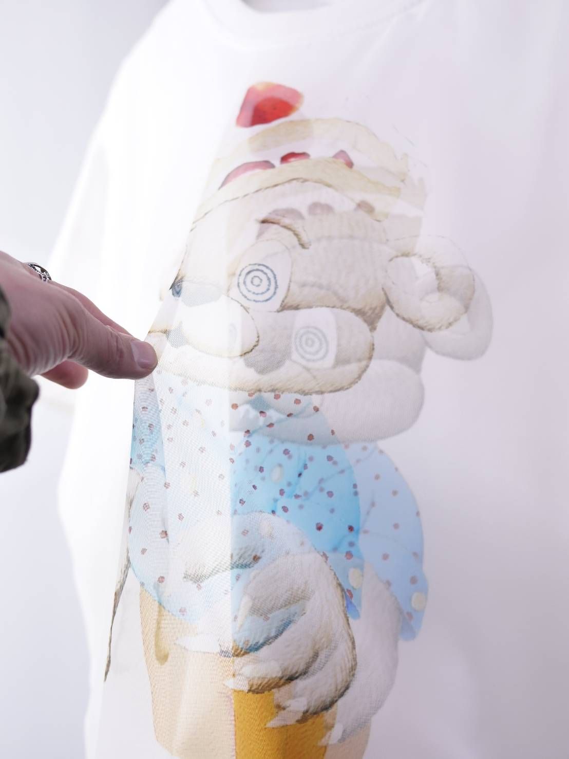 可愛いだけでは終わらない。違和感を纏う3DアートTシャツ / UNISEX /WHITE/ オーバーサイズ