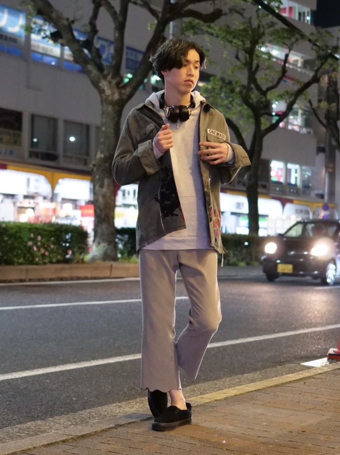 アートと歴史をまとう、大人のミリタリーコーデ