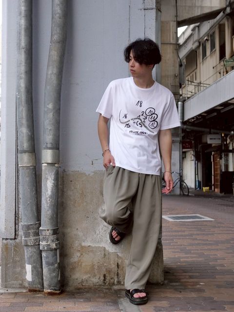 上品さと抜け感を両立 ― 大人のためのYラインコーデ