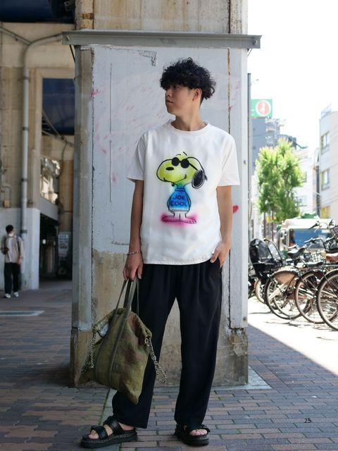 定番の“白T×黒スラックス”が、アートで際立つ