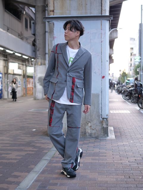 美麗なシルエットで魅せる、大人のカジュアルセットアップ