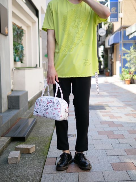 大人は「ネオンカラー」をカッコよく着こなす。