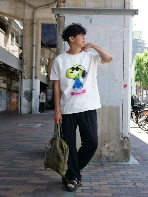 定番の“白T×黒スラックス”が、アートで際立つ