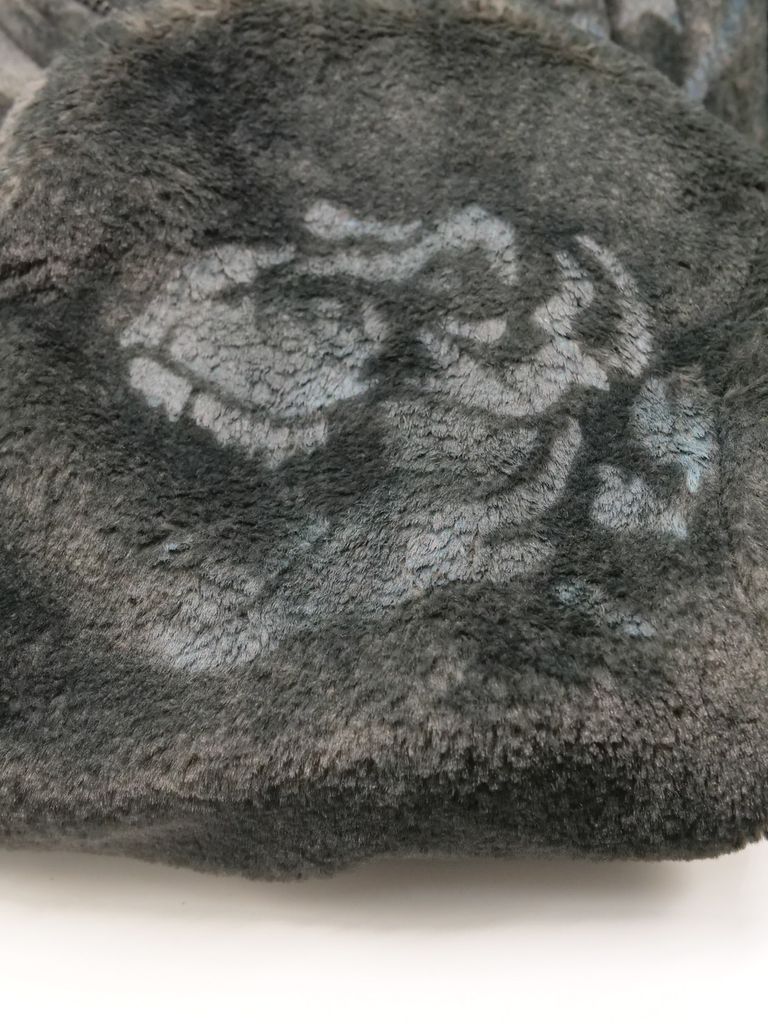 こちらはパーカ部分にスプレーで隠しデザイン。