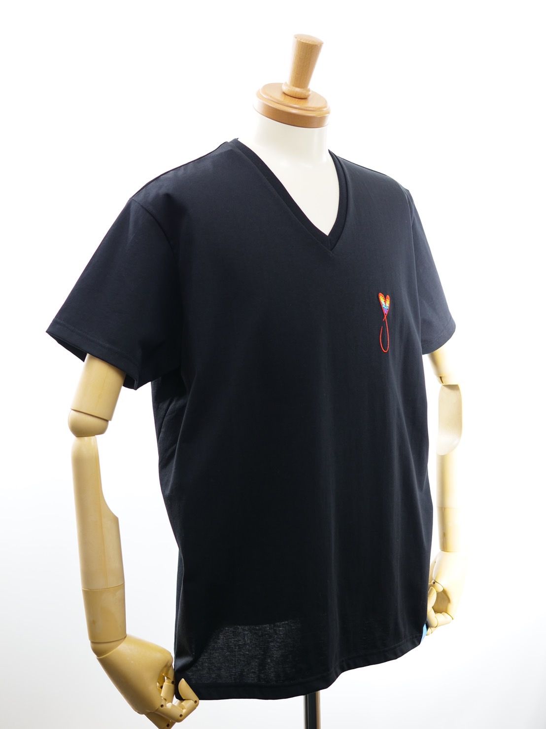 【パリジャンに大人気】 フランスブランド / VネックTシャツ / ブラック /  ハート刺繍 / 高級素材 / インド超長綿使用 / レギュラーフィット
