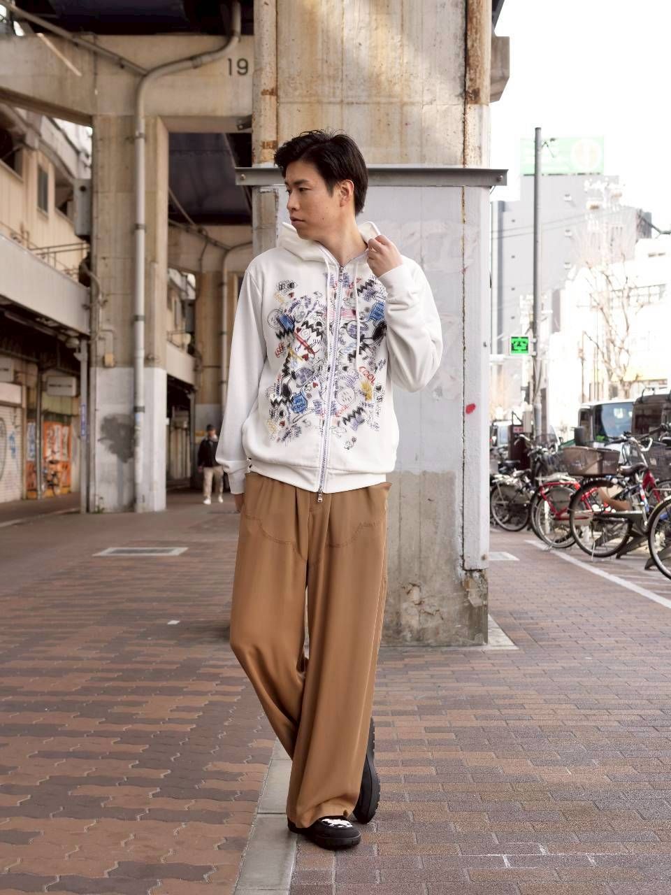 【白×ベージュでつくる、大人の余裕スタイル】