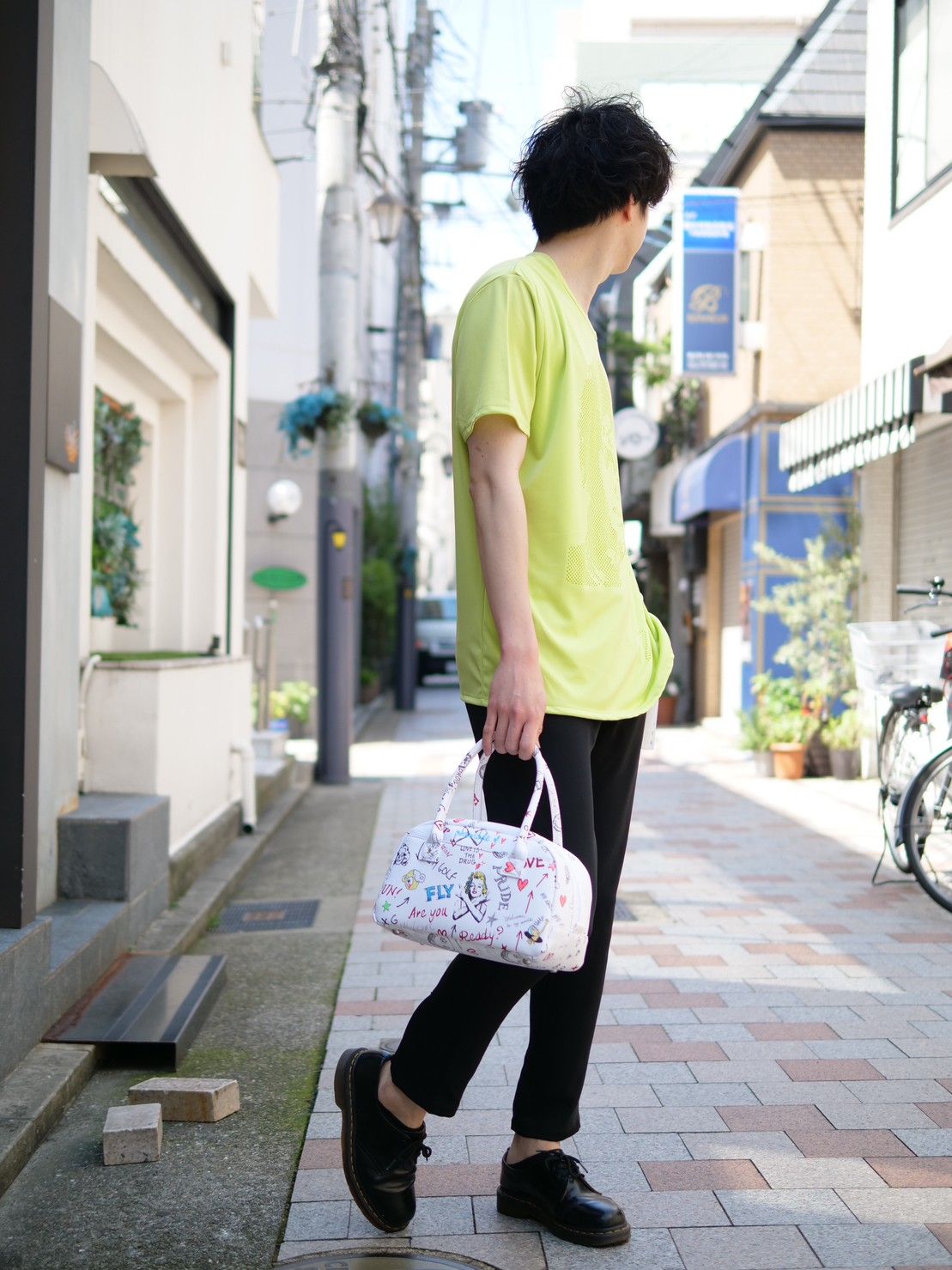 大人は「ネオンカラー」をカッコよく着こなす。