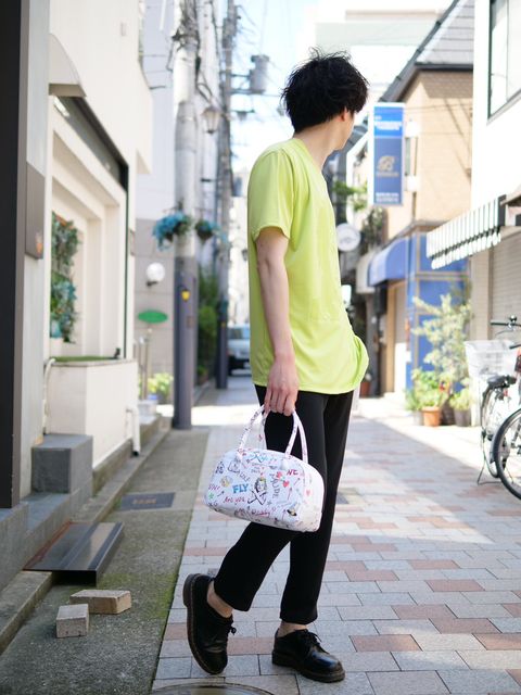 大人は「ネオンカラー」をカッコよく着こなす。