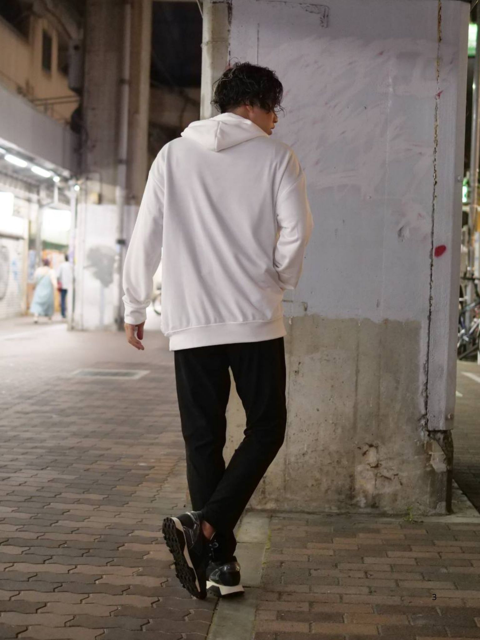 キャラクターパーカーを大人っぽく着こなすコーデ