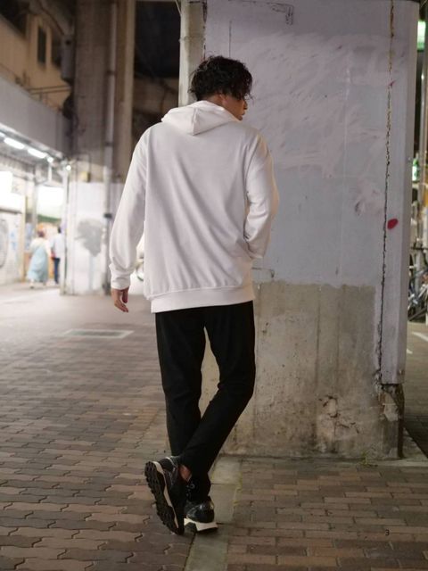 キャラクターパーカーを大人っぽく着こなすコーデ