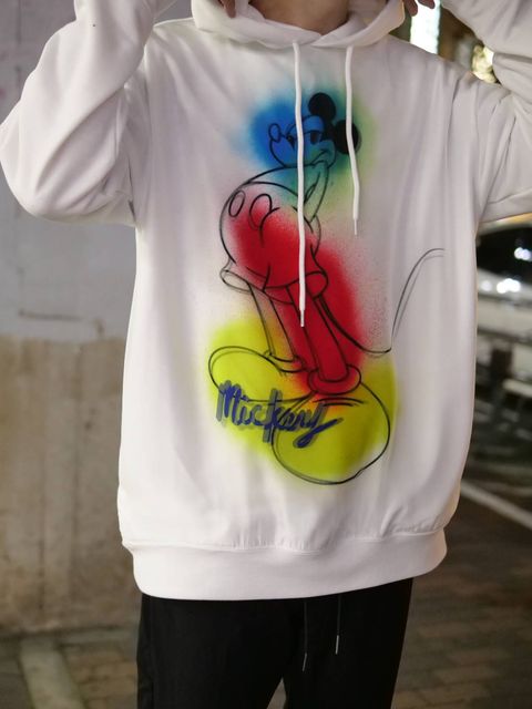 キャラクターパーカーを大人っぽく着こなすコーデ