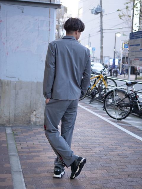 美麗なシルエットで魅せる、大人のカジュアルセットアップ