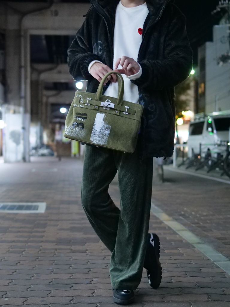 こちらは色違いのカーキになります