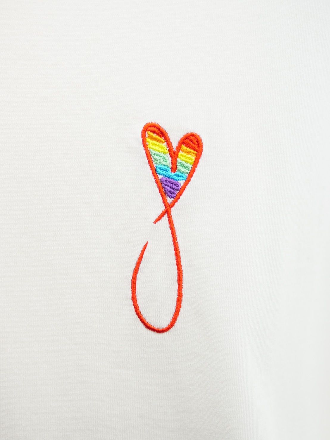 【パリジャンに大人気】 フランスブランド / VネックTシャツ / ホワイト /  ハート刺繍 / 高級素材 / インド超長綿使用 / レギュラーフィット